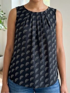 Worthington Black Pleated Sleeveless Blouse Geo Print Back Keyhole Shell Top EUC